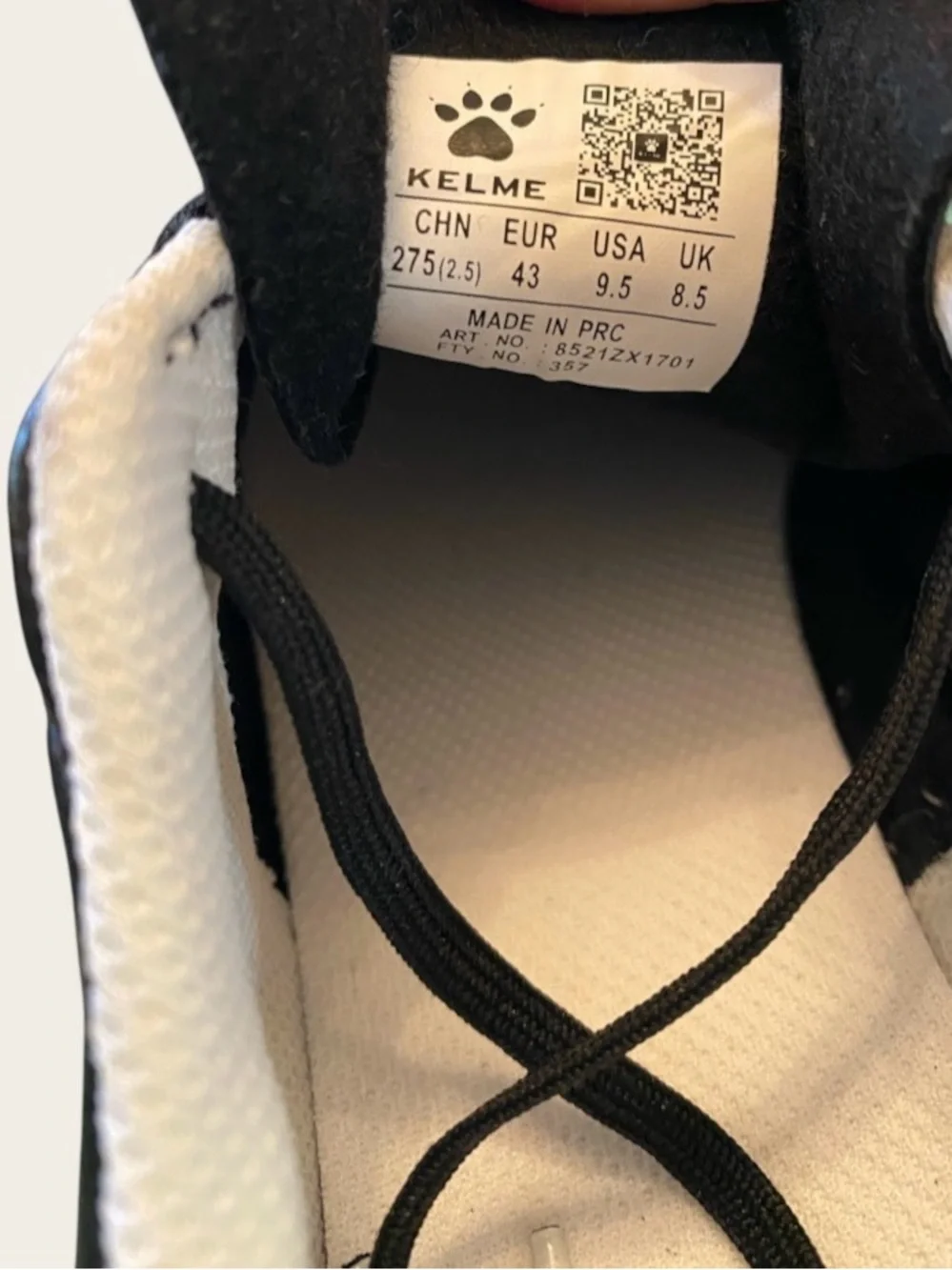 Kelme NWT Men’s Black Athletic Turf Soccer Shoes with White Accents Size 9.5